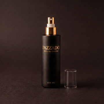 PAZZADO Textil-Faltenspray, 200 ml, mattschwarze Flasche mit goldenem Sprühkopf vor dunklem Hintergrund.