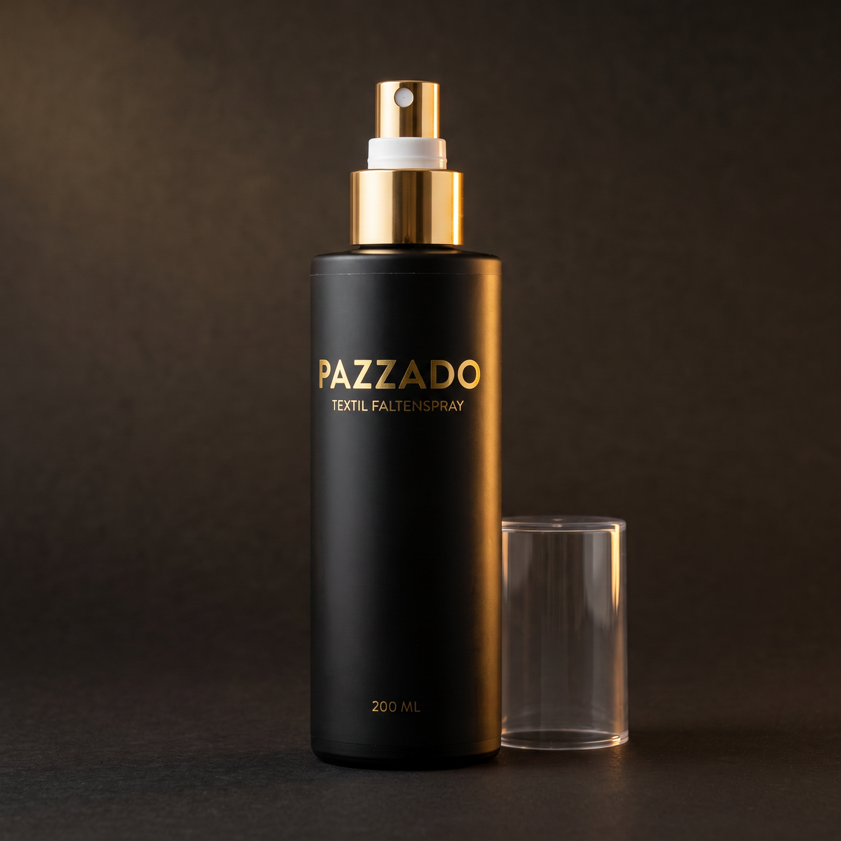 PAZZADO Faltenspray in der Schrägansicht, schlanke schwarze Flasche mit goldenem Pumpkopf und abgenommener Klarsichtkappe.