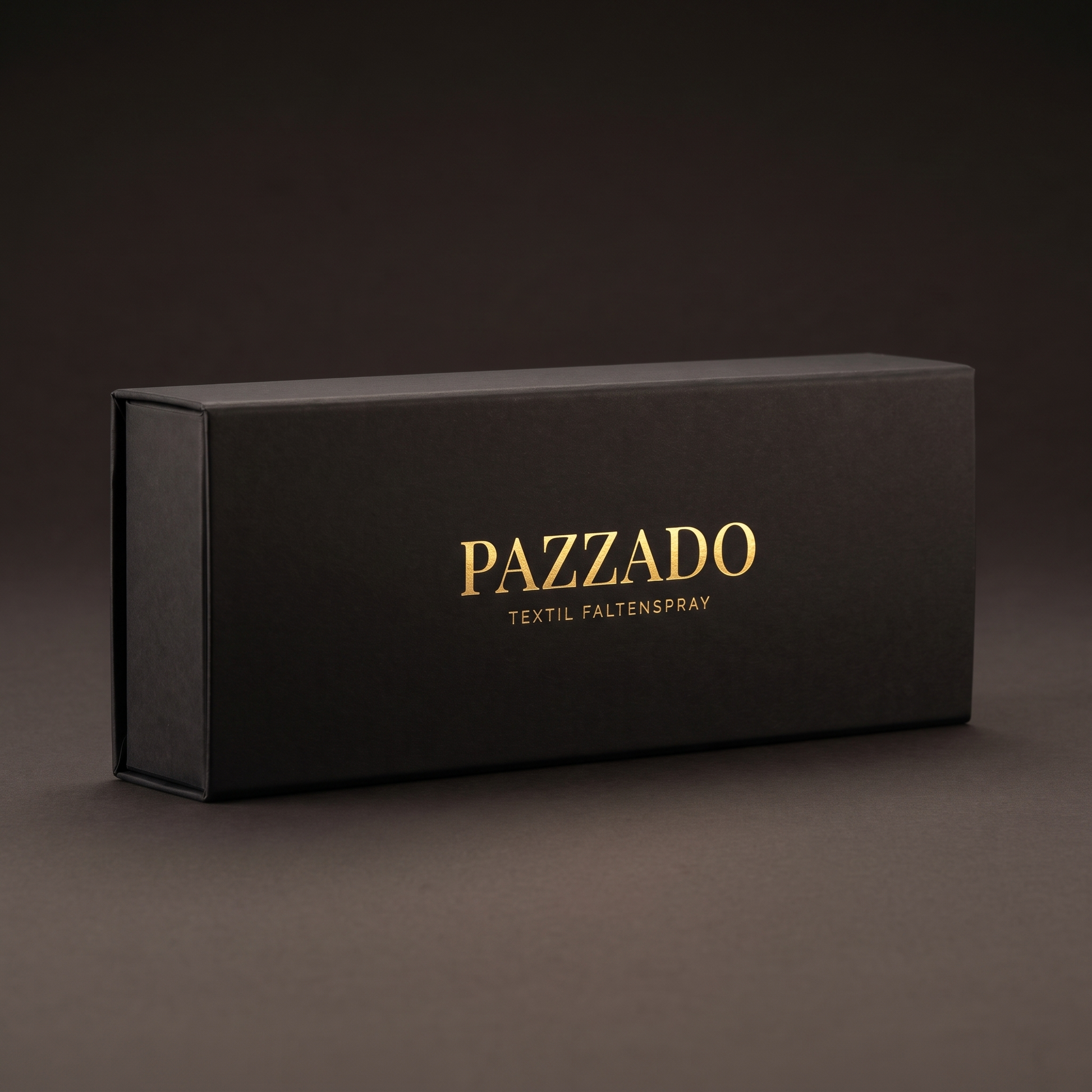 Flache schwarze Magnetbox von PAZZADO in der Schrägansicht, goldene Prägung auf dem Deckel.