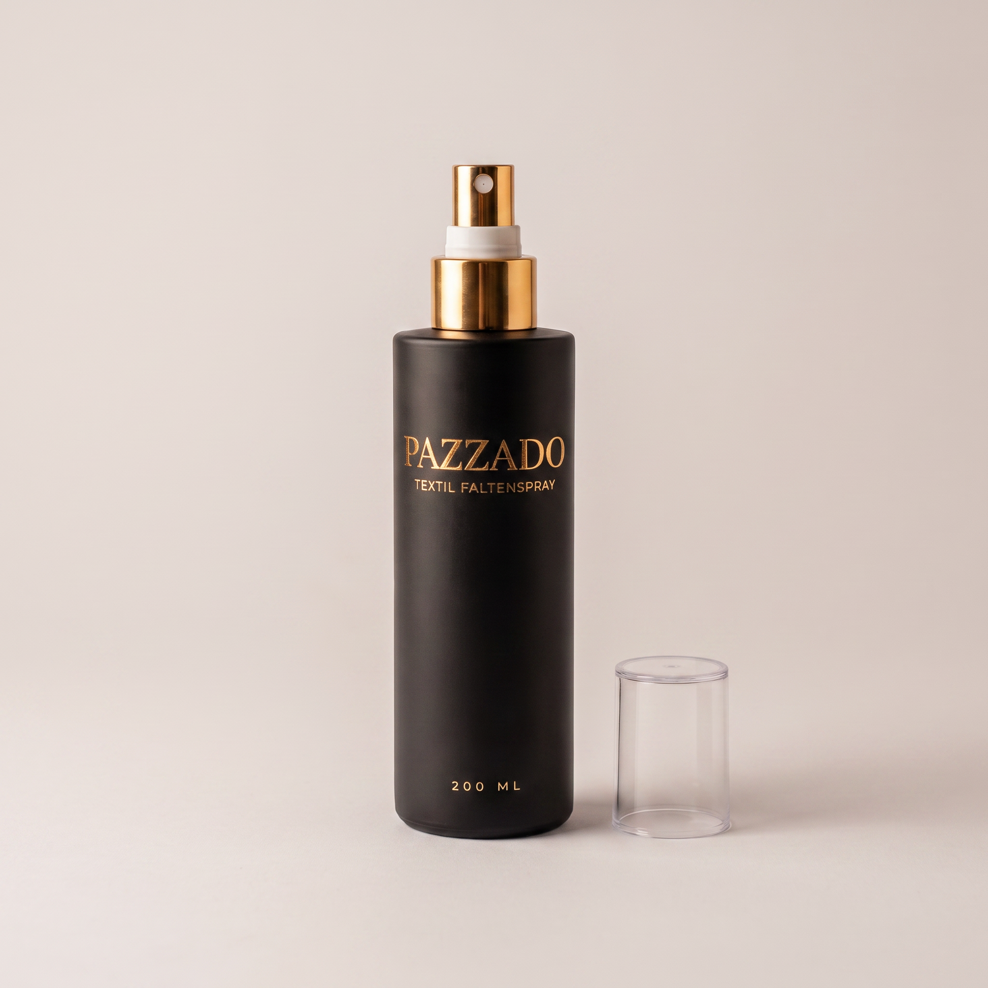 PAZZADO Faltenspray vor hellem Hintergrund, Flasche und durchsichtige Kappe freigestellt für die Produktübersicht.
