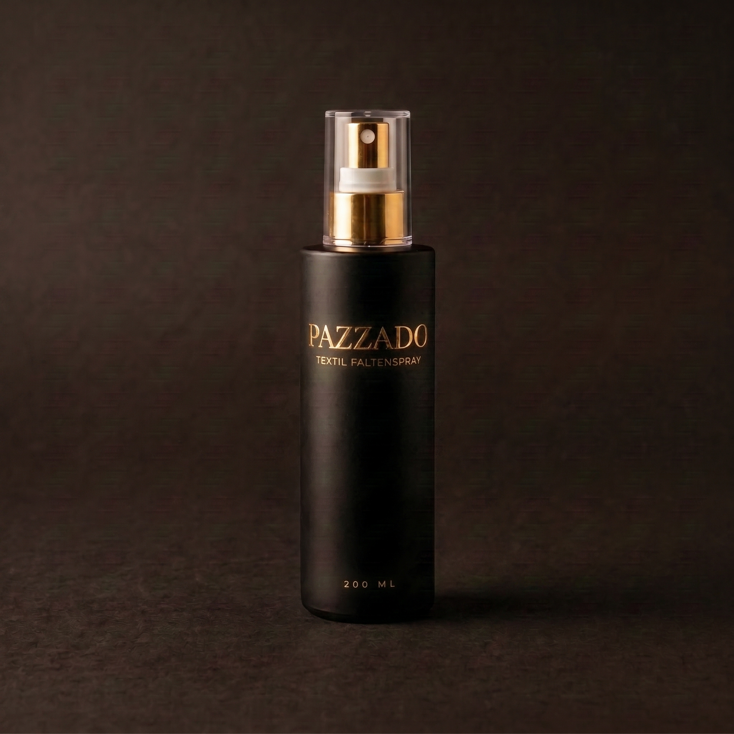PAZZADO Faltenspray mit aufgesetzter glasklarer Kappe, mattschwarze Flasche mit goldenem Pumpkopf vor dunklem Hintergrund.
